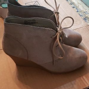 White Mountain tan suede wedge booties size 8